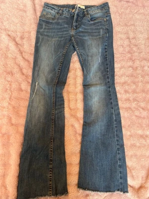 Blå bootcut jeans  - Säljer dessa coola blå low waist jeansen, köptes på second hand men tyvärr för korta för mig!