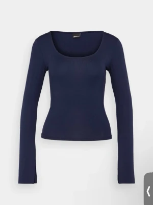 Mörkblå ribbad långärmad topp - Snygg mörkblå långärmad topp från gina