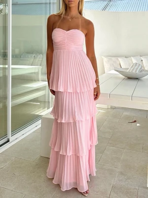 Lulus balklänning - Superfin balklänning från Lulus i storlek S. Den har en liten fläck där nere (sista bilden) men inget som jag tycker märks. De två första bilderna är lånade💕