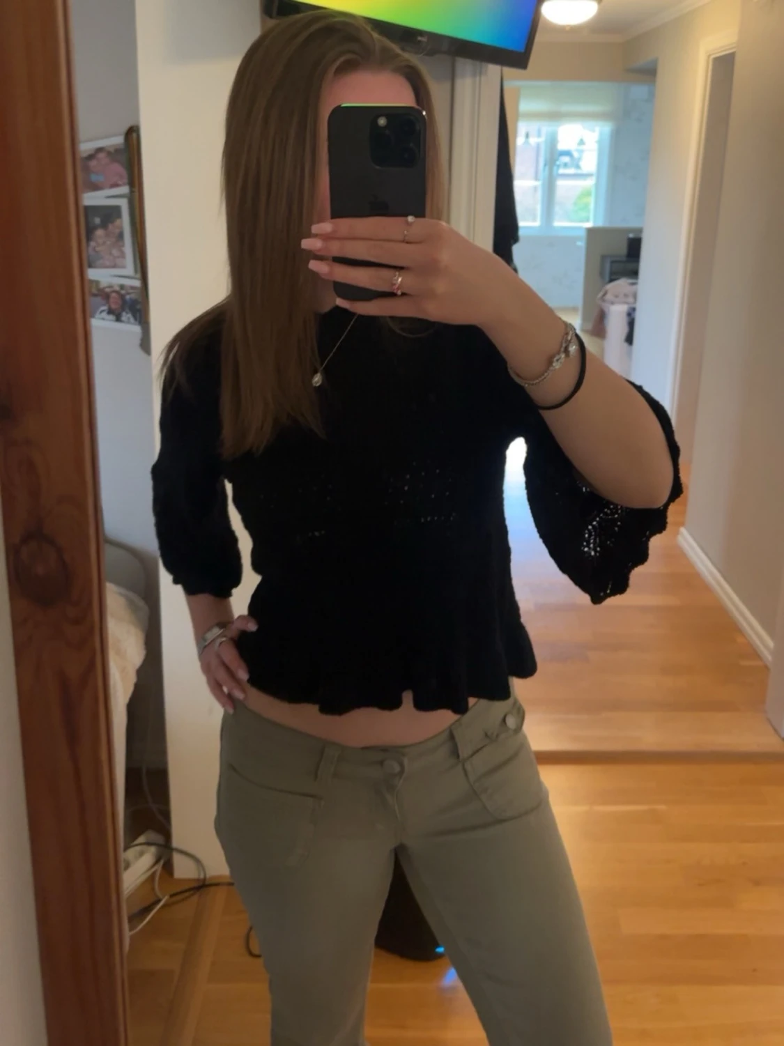 Svart blus med volangärm