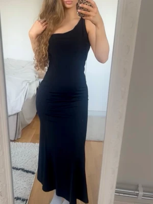 Klänning - Fin svart klänning från H&M i storlek XS, passar även storlek S. Fint skick utöver några missfärgningar, svåra att ta bild på, är mer som ”fettfläckar” från bodylotion etc 🖤 