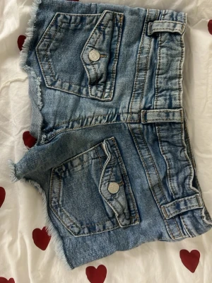 Blå jeansshorts - Jeansshorts som inte har kommit till användning.