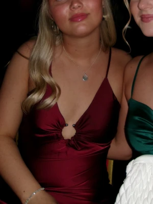 Röd balklänning  - Röd balklänning med smala axelband, glansigt tyg, använd 1 gång, köpt på shein 