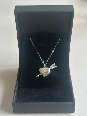 Arrow heart necklace  - Halsbandet är aldrig använt och är 100 % rost- och nickelfritt. Kedjan är 40 cm lång men kan förlängas med ytterligare 5 cm. Hör gärna av dig om du har några frågor ☺️