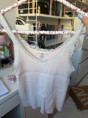 topp brandy melville - fin rosa topp med spets från brandy