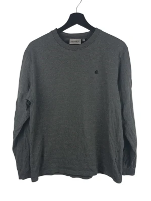 Carhartt WIP Gleeson grå långärmad t-shirt, M - Långärmad t-shirt från Carhartt WIP. Tröjan har en diskret logotyp broderad på bröstet. Passar bra för en avslappnad stil. Armhåla till armhåla: 51cm Axelbredd: 45cm Långt: 64cm Armlängden från armhåla: 48cm