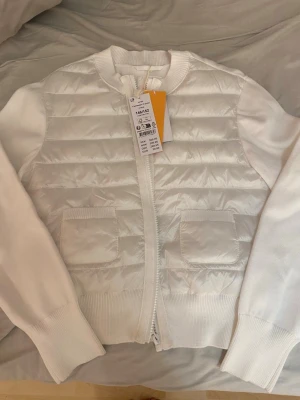 Krämvit quiltad cardiganjacka - Jacka från Gina Tricot aldrig använd och säljer för billigare pris, köptes för 399. Passar för xs och pris kan diskuteras