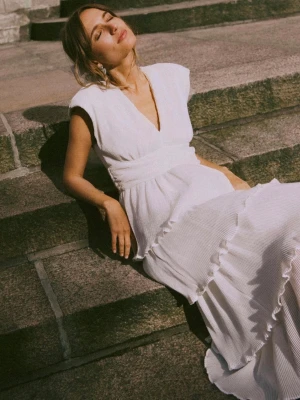 Vit långklänning med volanger  - Superfin studentklänning med volanger, i super bra skick! Slutsåld överallt nypris: 1000 kr💕