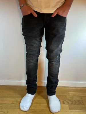 Dondup George jeans! - Dondup George jeans! Trendigaste jeansen på marknaden! Storlek w30, osäker på passform fråga om mått☺️ Ny pris=4000kr Säljs för 899kr