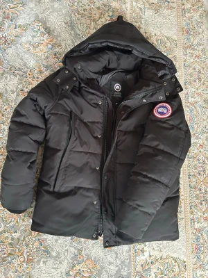 Canada Goose jacka  - Säljer en svart Canada goose som jag inte använder då den är för stor på mig 
