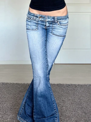 Jeans - Midjemått: 36cm rakt över, innerbenslängd: 78cm 💗