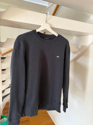 J Lindeberg Tröja - Hallå eller! Säljer min J Lindeberg tröja köpt för ett år sedan i butik. Mycket bra skick och sparsamt använd. Pris kan diskuteras