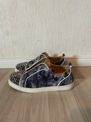 Christian Louboutin  - Storlek: 42 passar dig med storlek 41.5-42.5.           Skick: 8.5/10 inga skador bara basic wear.              Snörena ingår men torkar | Tvättade |.                       Box ingår vid fasta priset