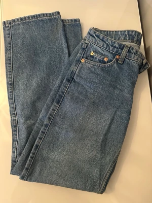 Blå raka jeans i klassisk modell - Säljer ett par blå jeans från weekday, modell arrow i stl. 24/30