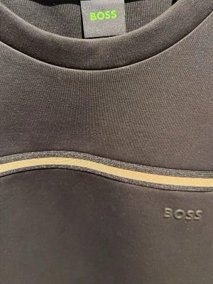 Svart sweatshirt från BOSS - Storlek M. - Pris 499kr + frakt. Aldrig använd. 