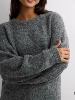 Grå stickad tröja från Nelly  - Säljs då den ej används längre🖤 säljs ej längre därav mycket eftertraktad! Köptes för 399kr från Nellys hemsida. Jättefint skick och inga slitningar eller defekter, SMÅTT nopprig men inget märkvärdigt!🖤