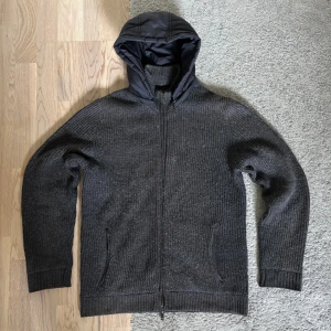  Massimo Dutti cardigan - Tja! Säljer en Mörkgrå cardigan ifrån Massimo Dutti | Storlek M | Jag på bilden är 181! | Utan tvekan en av dom snyggaste jackorna inför höst/vintersäsongen! | Tillverkas inte längre så sjukt limiterad! Hör av er vid minsta fundering🙌