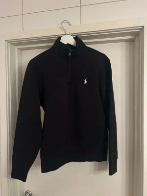 Svart half-zip sweatshirt Polo Ralph Lauren - Säljer denna Svart half-zip sweatshirt Polo Ralph Lauren då den var för liten. Fick den i julklapp men var för liten så har aldrig använts. 
