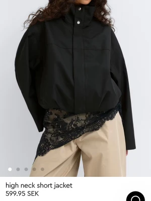Svart kort jacka med hög krage - SÖKER!!!  Denna i S eller M!!!