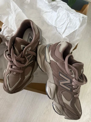 Bruna New Balance 9060 sneakers-  populär!!!! - Helt ny populära  mörkbrun New Balance  som är helt slutsålda och mycket efterfrågade ! storlek 37,5