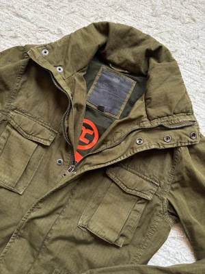 Superdry Fieldjacket  - En extremt snygg fieldjacket från Superdry i en mycket trevlig grön färg! Nypris på 1600 kr! Storlek XS, skriv vid frågor!