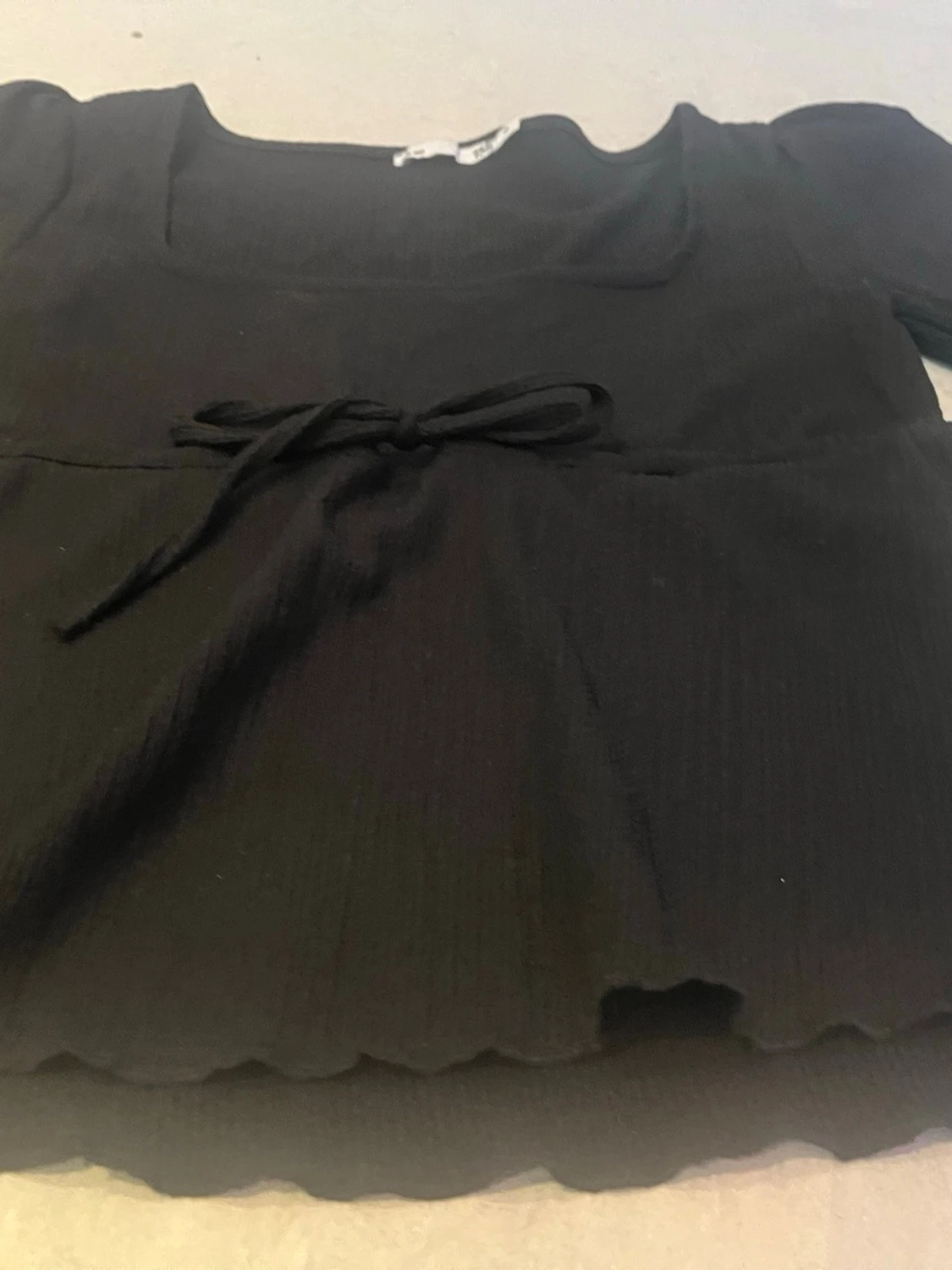 Svart topp med knyt och puffärm - 2