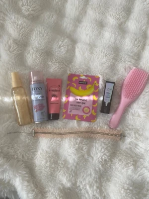 Blandat kit  - Säljer ett blandat kit som består av  -Rosa hårborste  -nyx glitter primer  -Banan ansiktsmask sence  -handkräm  -Rosa glitter hårspray  -Glow shimmering Bodymist -Ett halsband   Kittet är nytt!  150kr + frakt! 