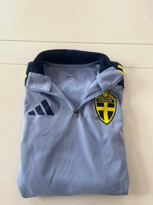 Sverige träningströja - Säljer min Sverige träningströja i mycket bra skick då den tyvärr blivit för liten. Perfket att bära under VM sommarn. Har även byxorna till dressen. Hör av dig vid frågor eller funderingar.