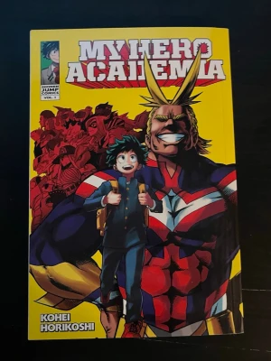 My Hero Academia Vol 1 manga - Säljer första volymen av mangan My Hero Academia (även känd som Boku No Hero Academia) av Kohei Horikoshi på engelska. 