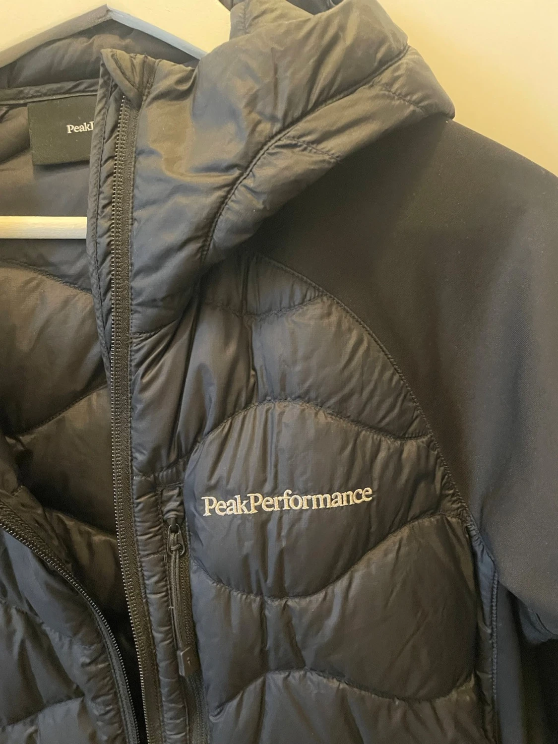 Svart pufferjacka Peak Performance - 1