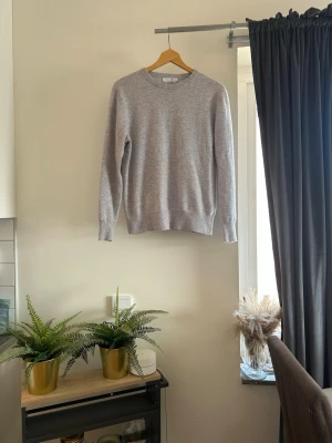 Ljusgrå rundhalsad tröja från Carmes - • en lyxig kashmir tröja från Carmés ⚜️.                     • ordinarie pris 1299kr💸.                                                • pris går att diskutera 🤝