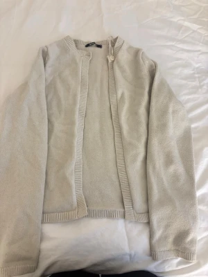 Gina kofta med knapp - Trendig och söt kofta från gina, i bra skick. Säljer pga att den inte kommer till användning längre ! 