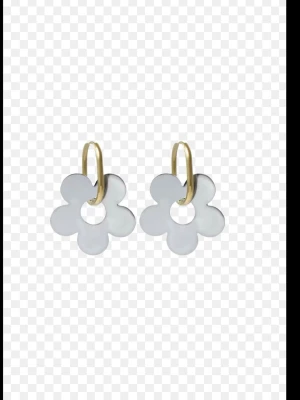 Wos  örhängen i silver och guld - Snygga örhängen med blommor i stål silverfärgad metall och guldfärgade ringar. Blommorna har en stilren, retroinspirerad design med fem rundade kronblad. Perfekta för att ge din look en lekfull touch.