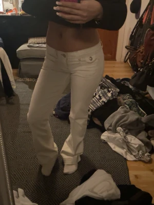 Vita lågmidjade jeans  - Säljer ett par vida lågmidjade jeans från Nelly i modellen short, dom är användna 2 ggr men har lite smuts längst ner. Nypris 700