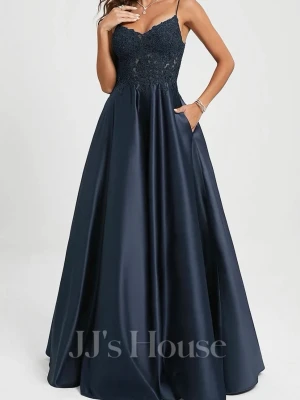 Marinblå långklänning från JJ's House - Marinblå långklänning från JJ's House med smala axelband, v-ringad, spetsdetalj och strass på ovandelen som glittrar lite extra. Kjolen är i satäng material och har djupa, diskreta fickor i sidorna. Perfekt för bal, bröllop eller andra festliga tillfällen. Storlek 40. Har använt vid 2 tillfällen, inga defekter eller tecken på användning. Notera dock att klänningens längd kortats ner en aning hos en skräddare, så den är golvlång på någon som är ca 165cm lång. Hör av dig vid frågor!💙