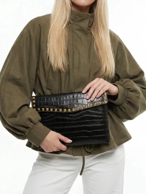 Datorfodral i krokodil mönster med guldnitar  - Stilrent datorfodral tillverkat av veganskt läder i vattentätt material. Fodralet stängs med knapp. Fodralet skyddar din dator effektivt samtidigt som det ger din outfit en extra touch. ⚜️ Storlek: 34 × 25 cm –  Innifrån 33 x 24 📦  