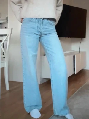 Ljusblå jeans - Säljer mina fina ” baggy” jeans från Gina då de tyvärr inte kommer till använd, använda endast fåtal gånger! 💞