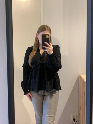 Svart blus NA-KD - Säljer denna super fina svarta blusen från nakd då den inte kommer till användning längre. Använd fåtal gånger men är fortfarande i mycket fint skick.