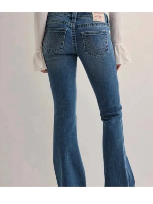 Blå bootcut jeans från True Religion - Snygga jeans från true religion i modellen ”ultra low rise flare”. Jeansen har storleken w24 och längden 32 vilket motsvarar storlek xs. De är endast använda några gånger och därför i fint skick. 