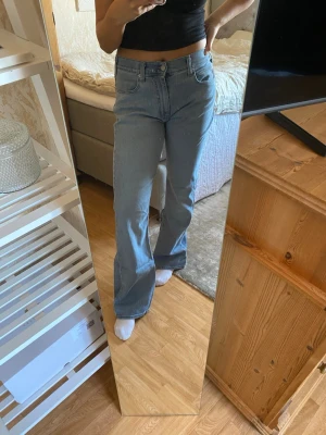 Ljusblå raka jeans  - Ljusblå raka jeans i stretchigt tyg, mid waist. Står storlek 32 på lappen men skulle säga att de är mer som en 36/38 i och med materialet. Men det beror på vilken passform man vill åt