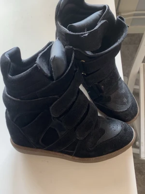 Isabel marant sneakers - Testar nu att sälja mina fina marants! Det är den populära wedge sneaker modellen i svart i storlek 39. Skorna är sparsamt använda och kartongen medföljer vid köp!💕