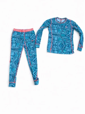 Blått underställsset från Kari Traa - Säljer ett blått underställsset från Kari Traa med grafiskt mönster och rosa kontrastsömmar. Setet består av långärmad tröja och byxor i stretchigt material, perfekt för lager-på-lager. Elastisk midja med rosa detaljer och bekväm passform.