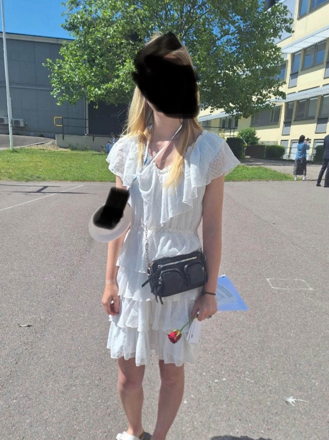 Vit volangklänning med prickigt mönster - 1