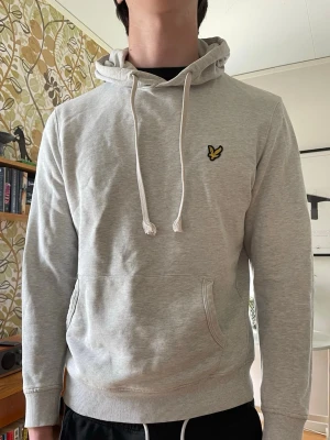 Lyle and scott hoodie Strl M - Ljusgrå Lyle and scott hoodie i strl M. Den är iprincip i nyskick knappt använts. Inga defekter eller någonting. Kostar cirka 799 ny men säljer nu endast för 299. Perfekt nu inför våren eller sena sommarkvällar!☀️Modellen är 190cm och väger 78kg!