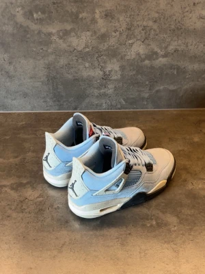 Jordan 4 University Blue - Nästan helt oanvända ljusblå J4s i storlek 44! Mer frågor privat💯