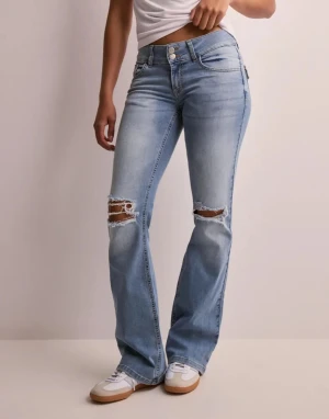 Nelly jeans - Säljer mina nelly jeans med hål i. Dem är i acceptabelt skick då jag klippt hålen större men har fått en svart fläck längs ner på byxorna men syns knappt då de är på insidan
