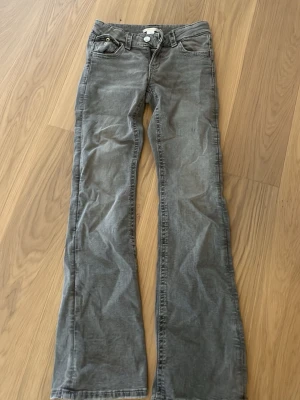 Grå bootcut jeans med broderad ficka🥰 - Snygga grå jeans med bootcut-modell och cool broderad detalj på bakfickan😆