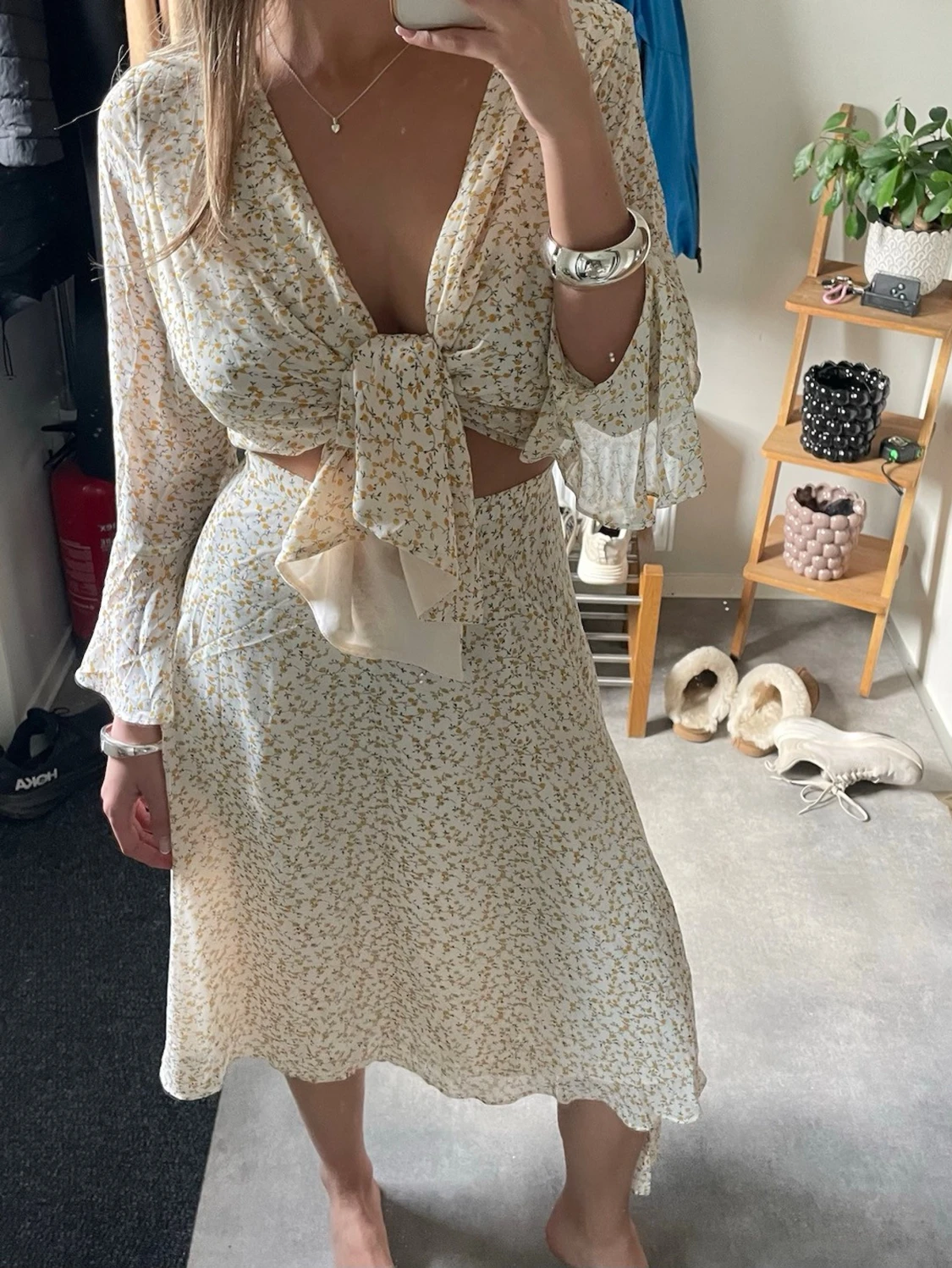 Blommig omlottklänning med knyt från Adoore  - 3