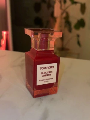 Tom Ford Edp 50ml - Tom Ford electric cherry 50ml. Endast tagit 2 sprut så är full. Köpt på NK har tyvärr inte kvitto eller kartong kvar då jag köpte den för 1 år sedan men kan visa kontoutdrag. Svårt att få med mängd på bild så kan skicka video vid intresse. Nypris är 3900:-