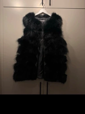 Pälsväst Dam Onesize - Pälsväst, onesize, svart/marinblå